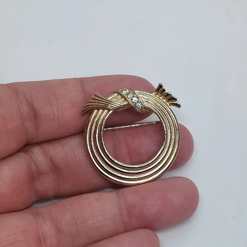 Avon Gold Tone Four Ring Circle Pin with‎ Pavé Wreath on Top￼